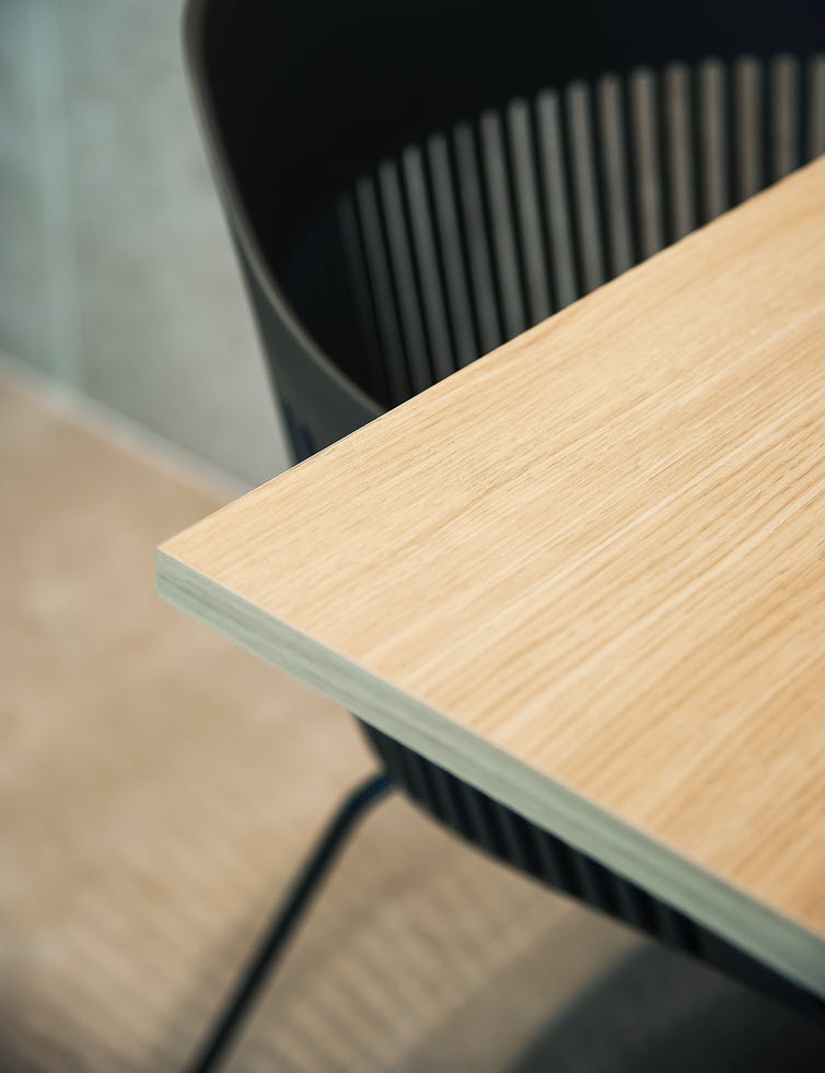 Detail of the table finished with Unilin Master Oak edgeband